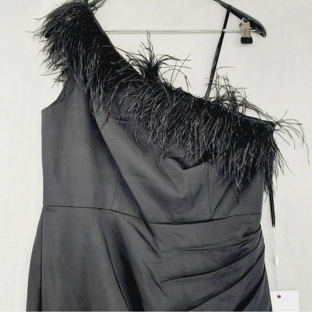 Elegant One-Shoulder Black Feather-Trim Midi Dress - Picture 2 of 7